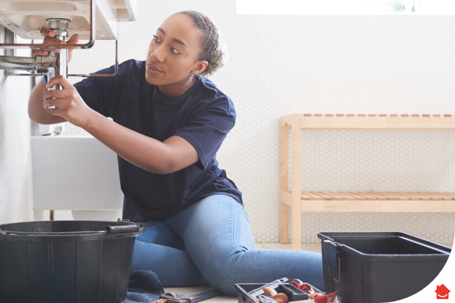 Lady fixing plumbing issues - Top-plumbing-issues-to-watch-out-for-when-renovating