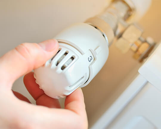 Turning a thermostatic radiator valve to the desired temperature